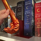 🐉 A Dragon Lives in Your Bookshelf – LED Book Nook with Flying Dragon & Warm Glow. 50% Off. UK Stock